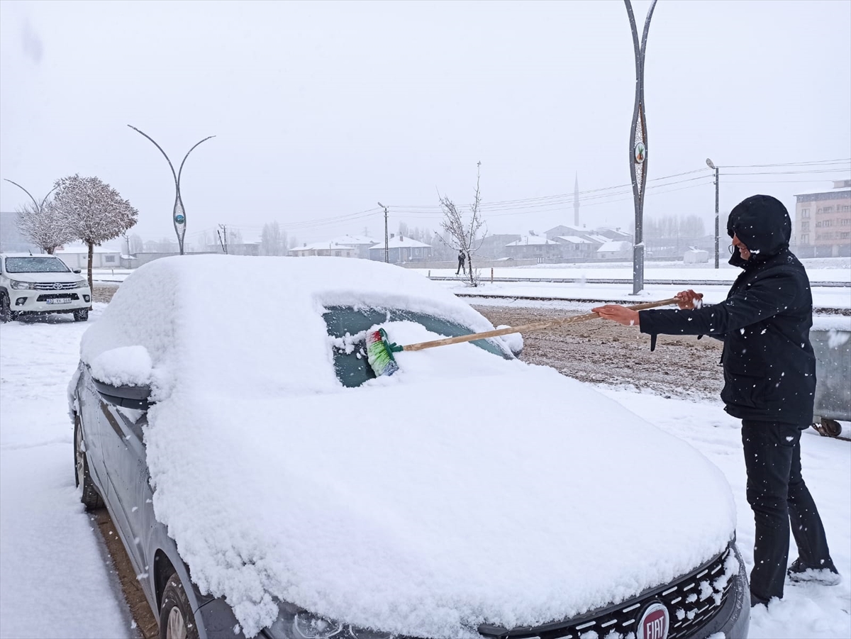 Hakkari'nin Yüksekova ilçesinde, kar ulaşımı yavaşlatıyor.