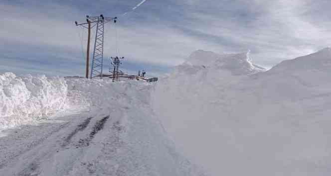 Şemdinli'de 9 yerleşim yerinin yolu ulaşıma kapandı