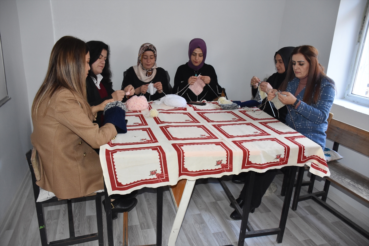 Hakkari'de atık malzemeler köy çocukları için atkı ve bere oluyor