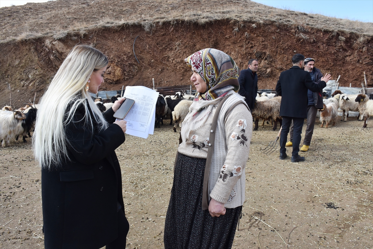 Ziraat mühendisi çift, Hakkari'de tarımsal üretimin artması için köy köy geziyor