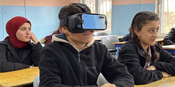 Sanal gerçeklik gözlüğüyle matematik öğreniyor