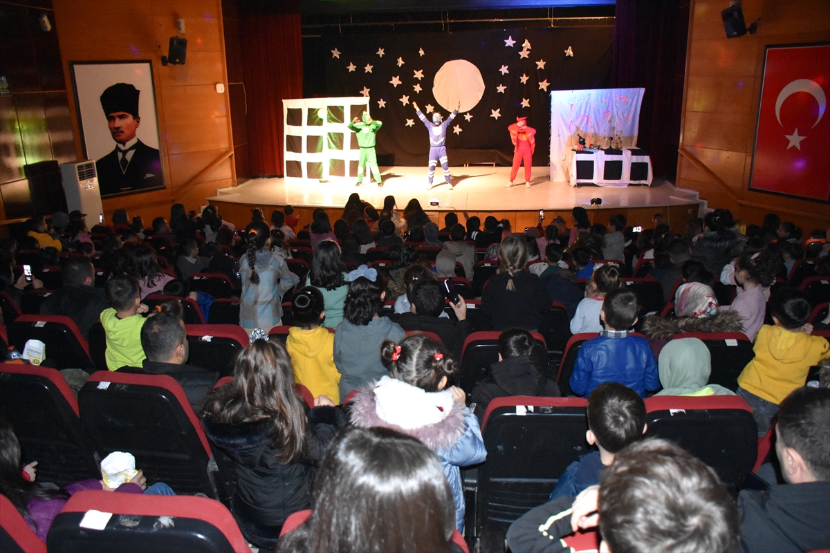 Hakkari'de çocuklar, "Pijamaskeliler" tiyatro oyunuyla eğlendi