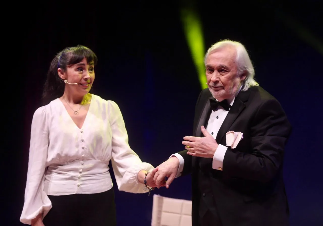 Gezen sahneye, veda etti