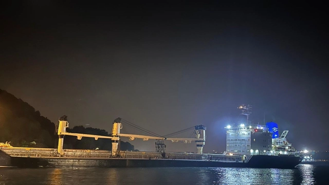Yük gemisi karaya oturdu