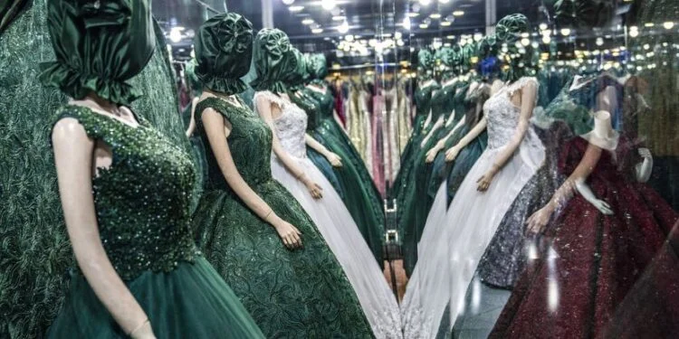 Taliban şimdi de plastik mankenlerin yüzünü kapattırdı!