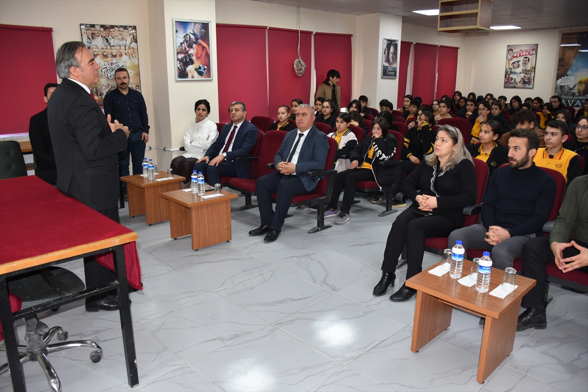 Hakkari'deki öğrencilere Prof. Dr. Fuat Sezgin ve İslam Bilim Tarihi anlatıldı