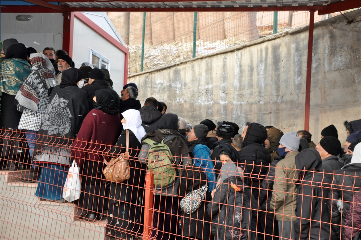 Hakkari'deki Üzümlü Sınır Kapısı'ndan geçişler arttı