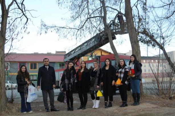 Yüksekova'da ağaçlara 20 'Kuş evi' asıldı