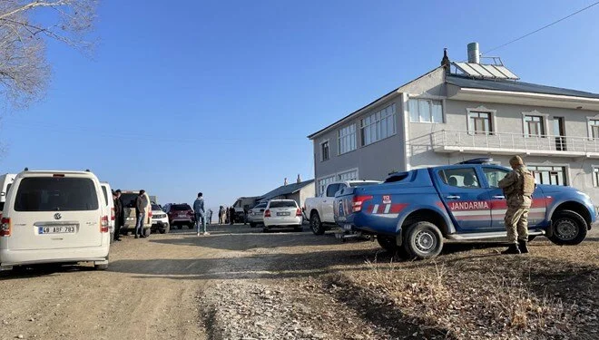 Bir evin önünde 3 ceset bulundu