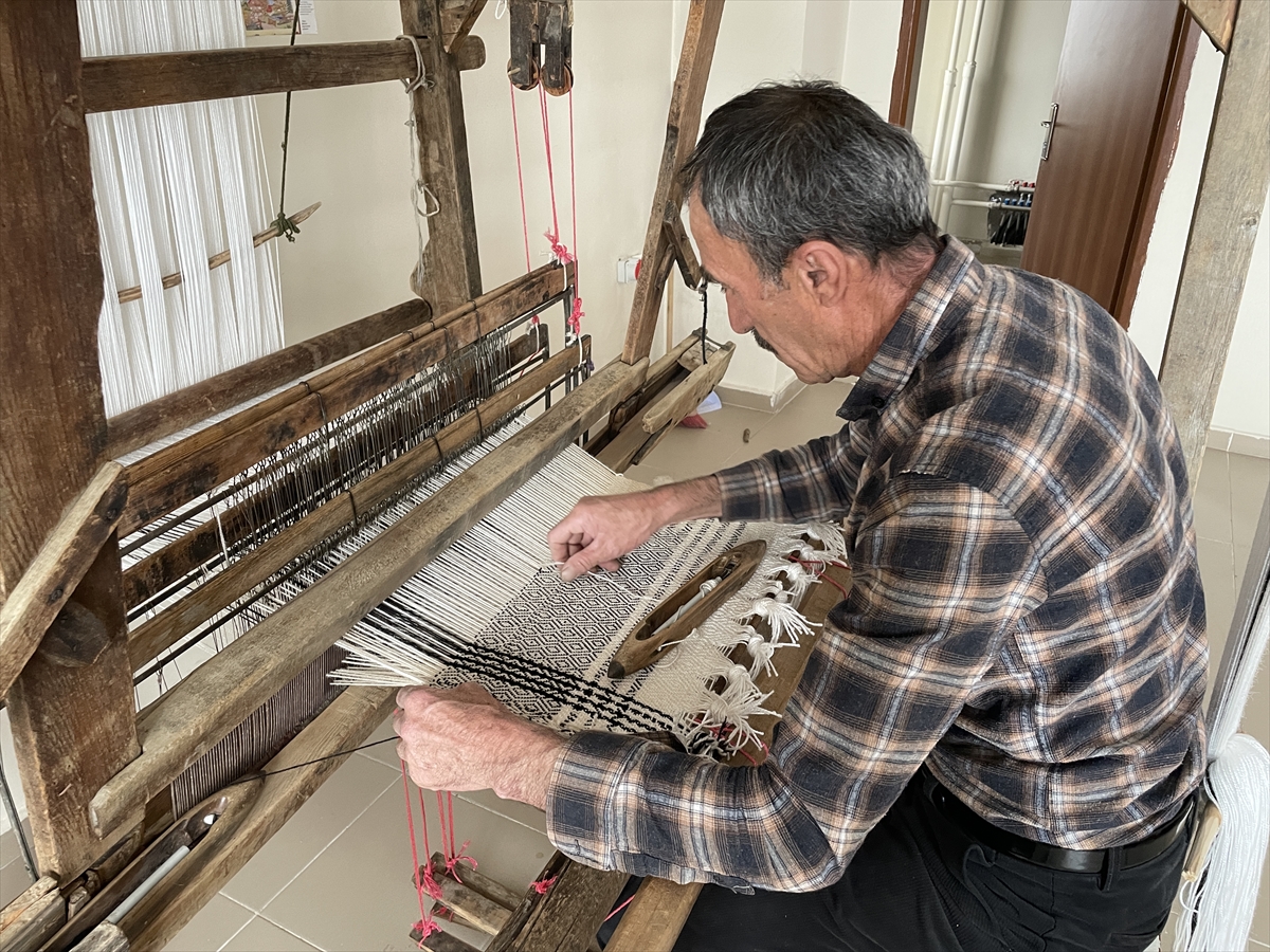 78 yıllık tezgahta Hakkari'nin kültürünü yansıtan ürünler dokunuyor
