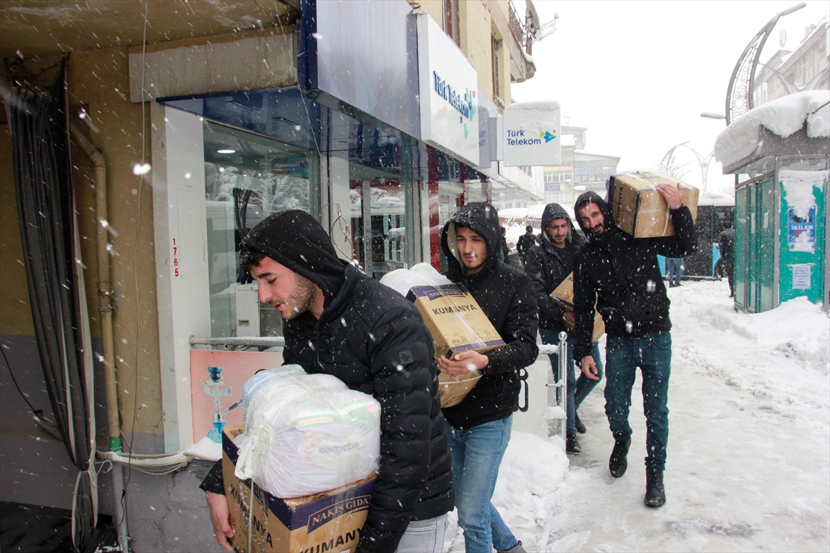 Hakkari'de toplanan yardımlar depremzedelere gönderiliyor