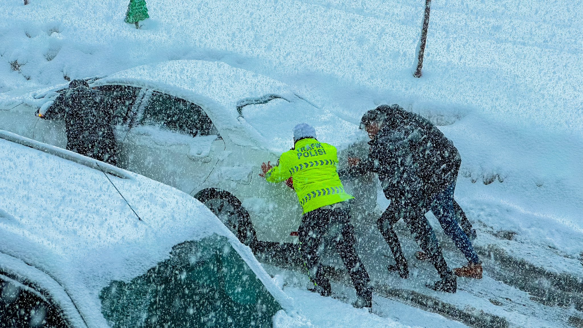 Hakkari'de kar esareti sürüyor