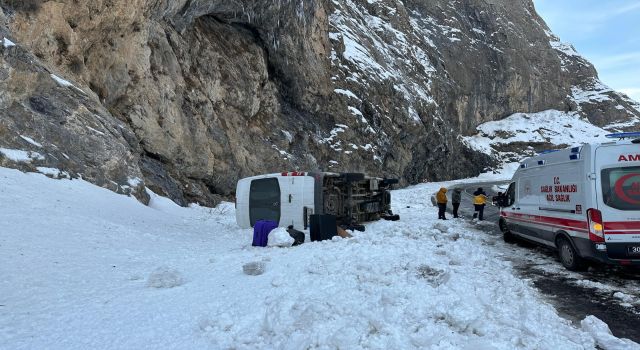 Hakkari'de minibüs buzlanan yolda takla attı: 6 yaralı