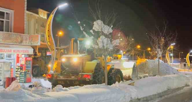 Hakkari'de karla mücadele çalışması sürüyor