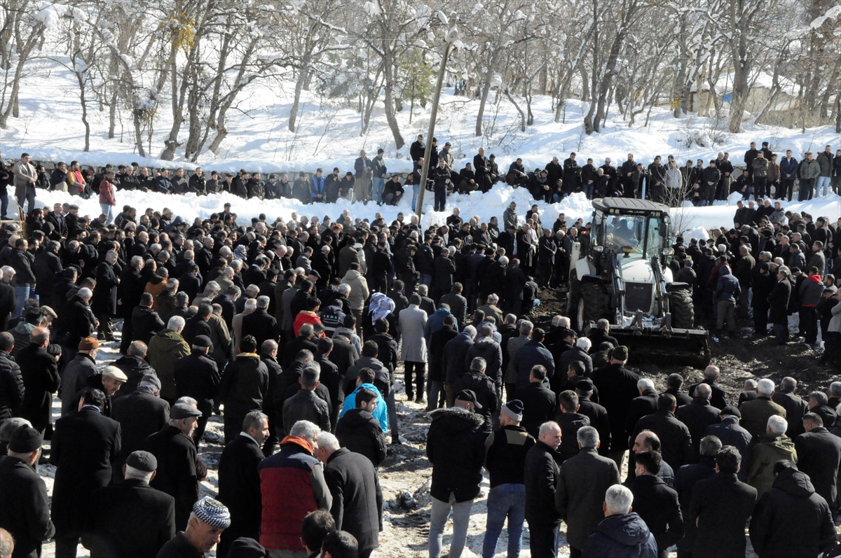 Depremde hayatını kaybeden aile Çukurca'da toprağa verildi