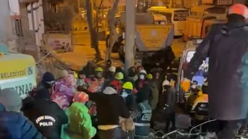 122 saat sonra enkazdan çıkarıldı