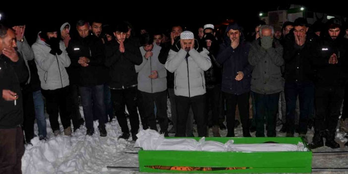 Depremde hayatını kaybeden Eşref Kaya ve oğlu Hazar toprağa verildi