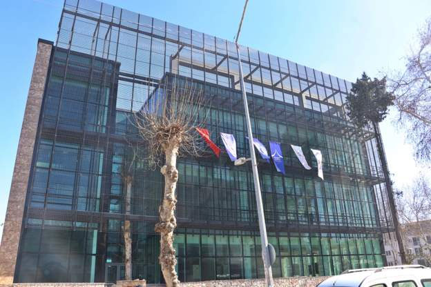 Biri yıkıldı birinde cam kırığı bile yok