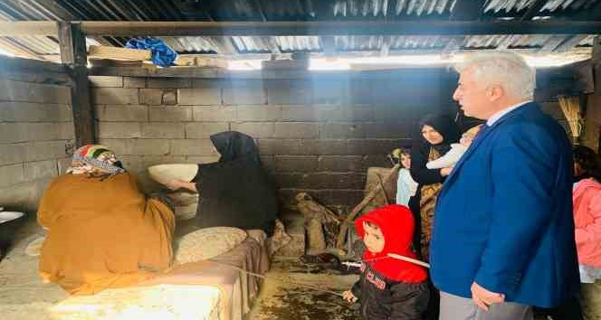 Derecik depremzedeler ile ekmeğini bölüşüyor