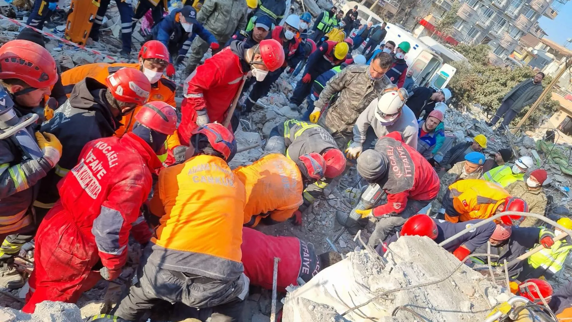 Kardeşini ve ailesini enkazdan kurtarmak istedi: '8 kişiyi kurtardım, kardeşimi kurtaramadım’