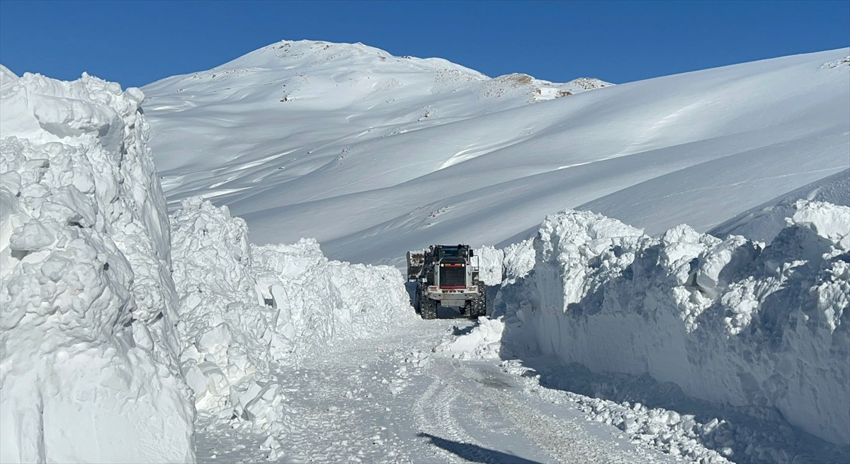 Hakkari'de kardan kapanan yollar ulaşıma açıldı