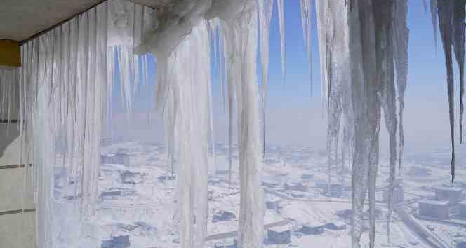 Buz sarkıtları 4 metreyi buldu
