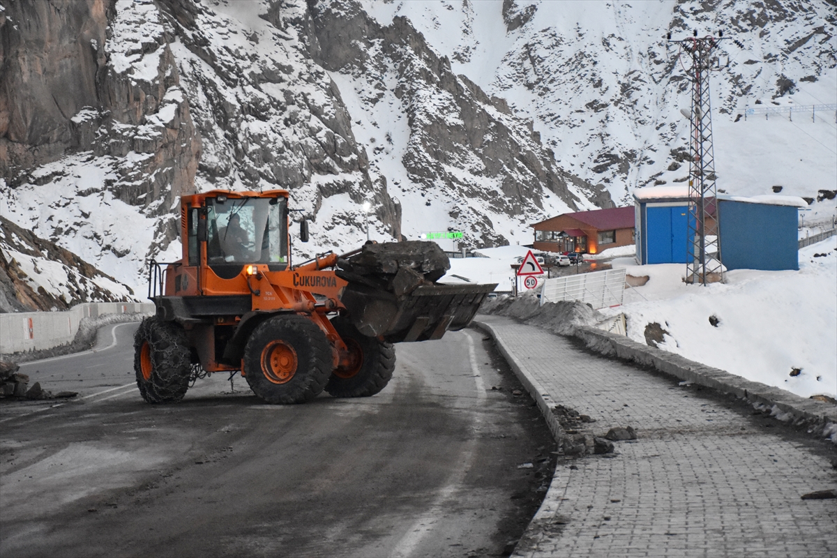 Hakkari'de kaya parçaları nedeniyle kapanan kara yolu açıldı