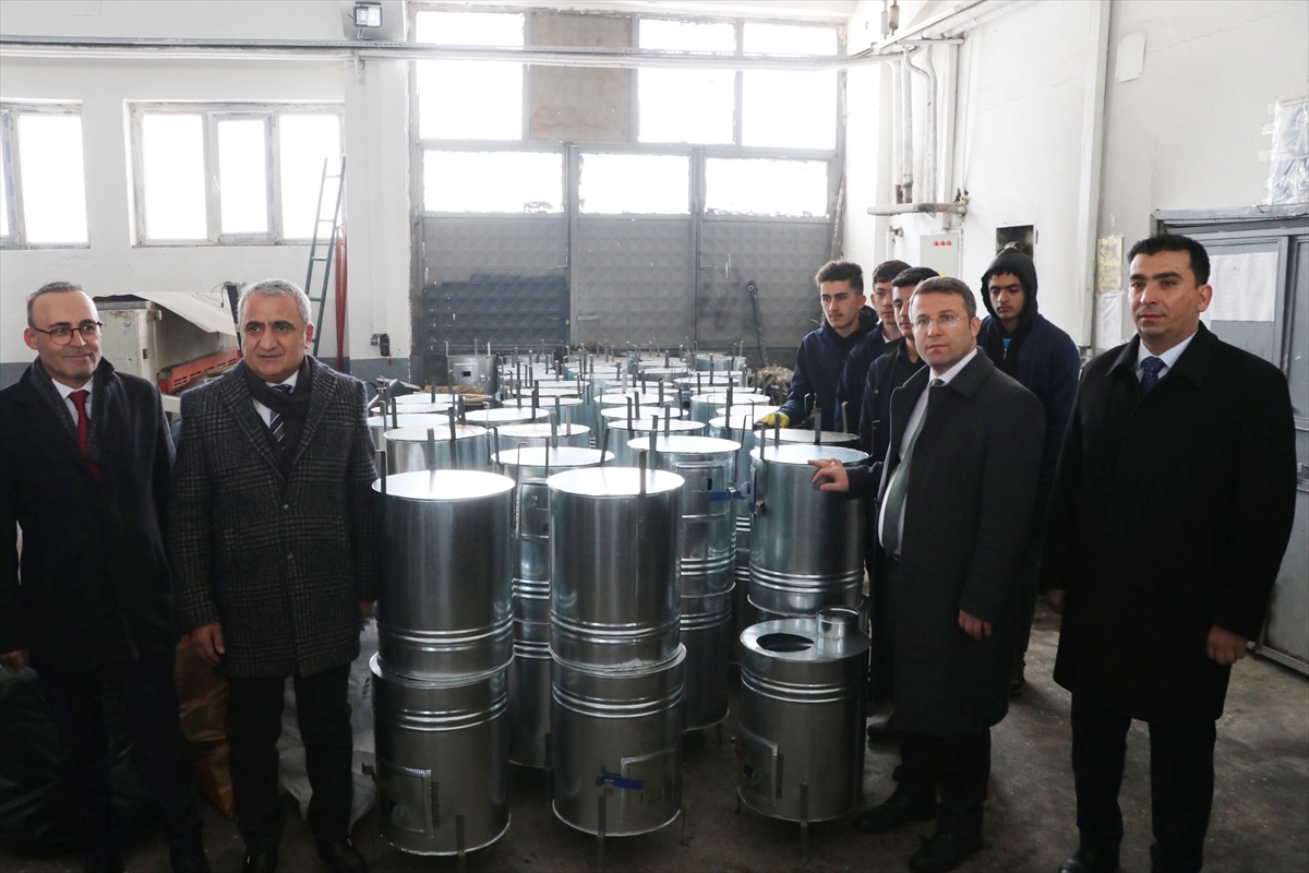 Hakkari'de öğretmen ve öğrenciler depremzedeler için soba üretti