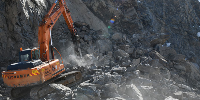 Hakkari Van Karayolunda askıda kalan parçalar alınıyor