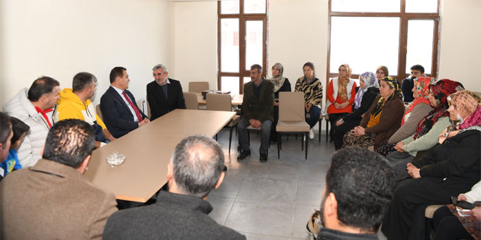 Hakkari Valisi Akbıyık, depremzedeleri ziyaret etti