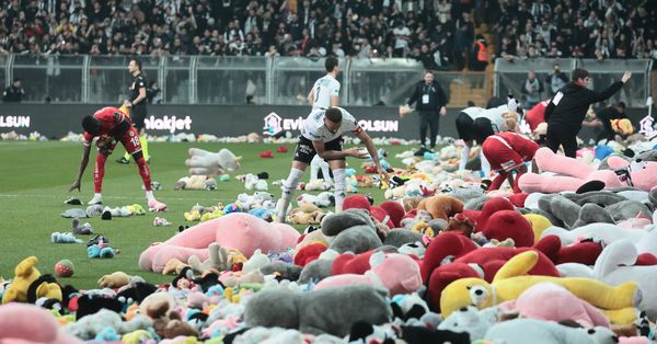 Beşiktaş tribünlerinden depremzede çocuklar için anlamlı hareket