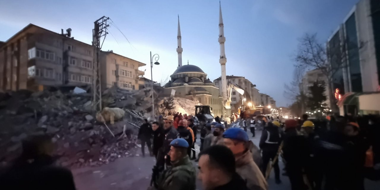 Anne ve babası enkaz başında... Yürek yakan bekleyiş!