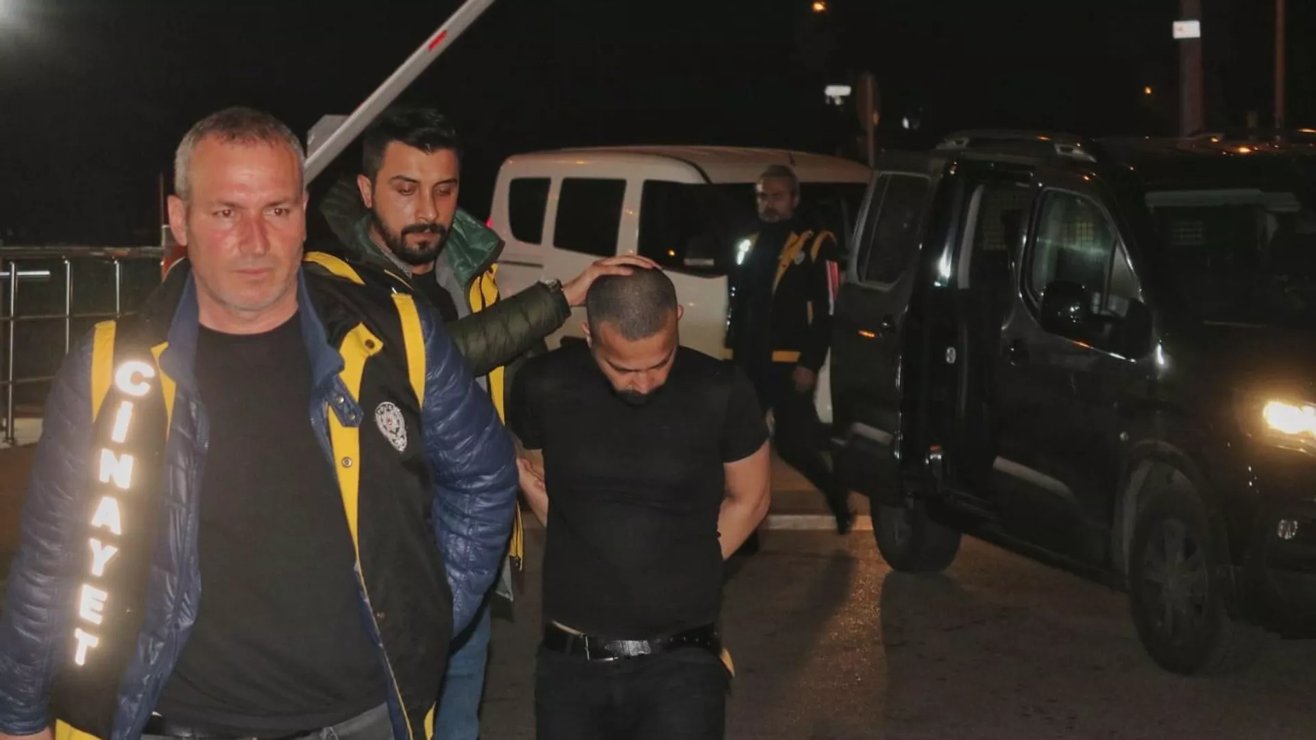 İki arkadaşını öldürdü, bagajında cesetle yakalandı