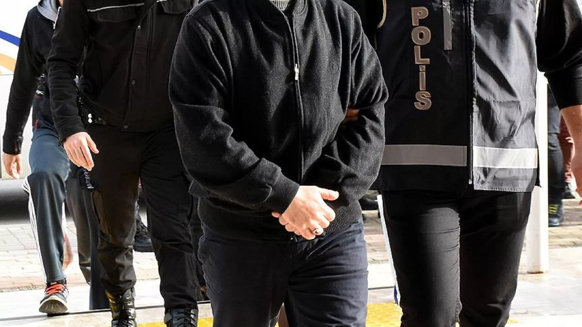 23 kişi gözaltına alındı