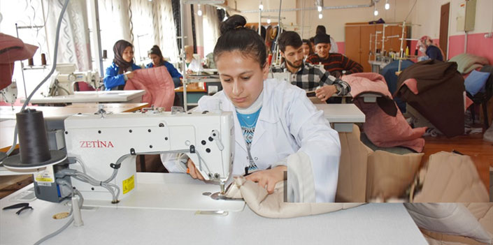 Öğretmen, öğrenci ve kursiyerler "depremzedeler üşümesin" diye mesai yapıyor