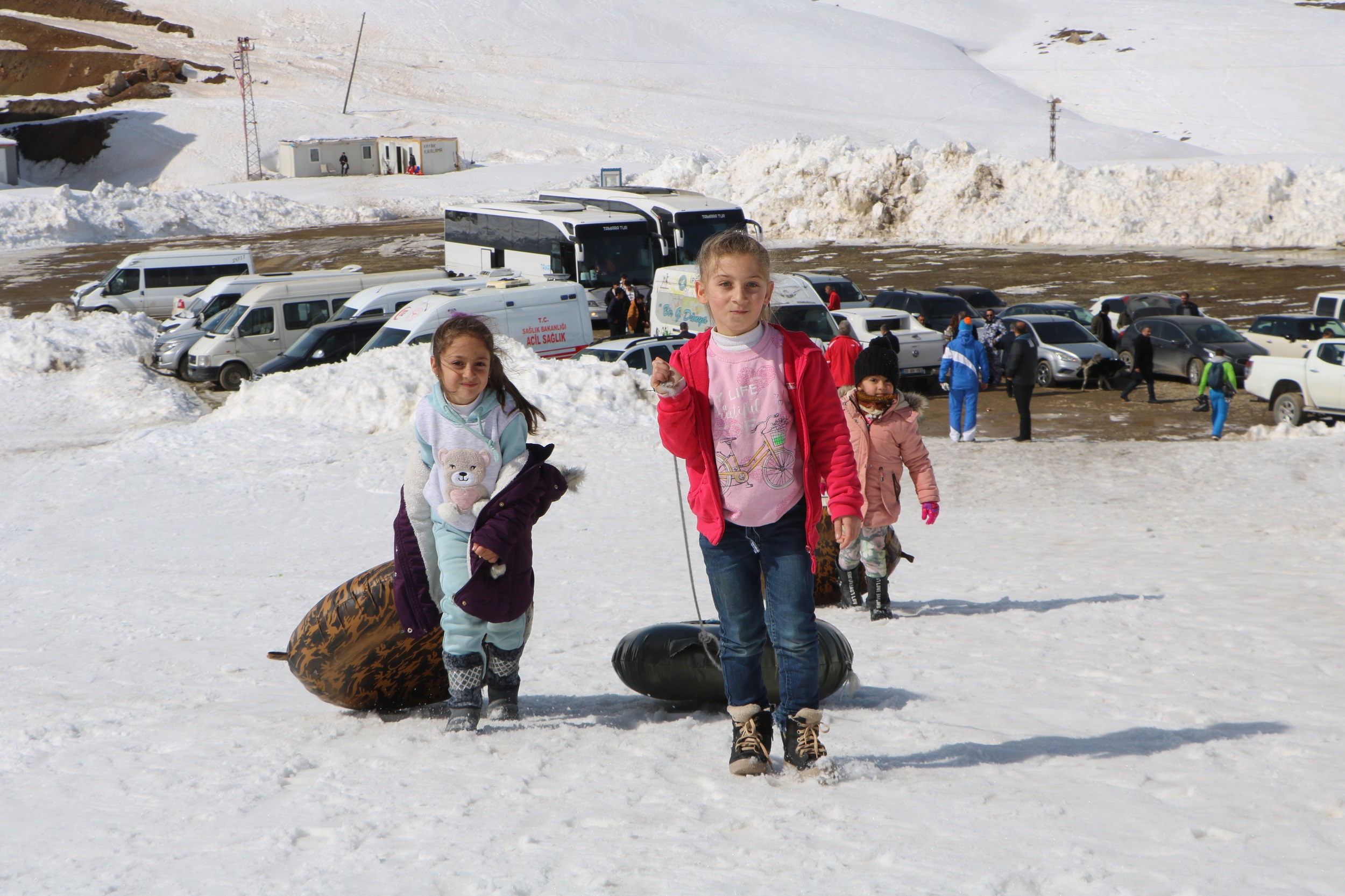 Depremzedeler Hakkari'de kayak yaparak acı günleri unutmaya çalıştı