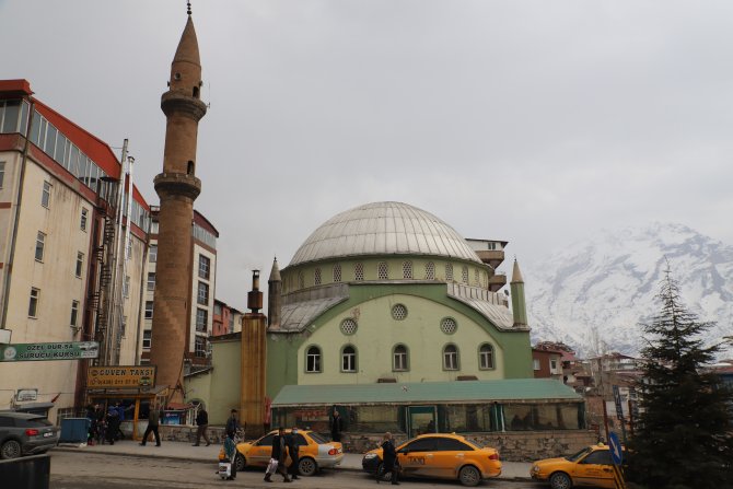Hakkari'deki bir cami riskli olduğu gerekçesiyle ibadete kapatıldı