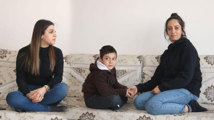 Çocuklarıyla son anda kurtulduğu evin yıkılışını izlemiş