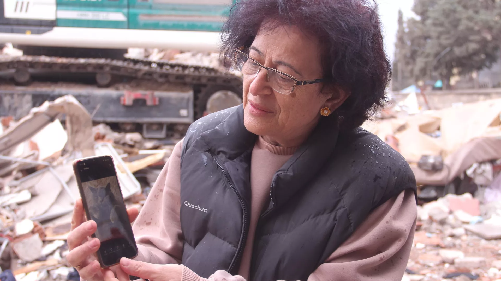 Enkazda kedilerini arıyor