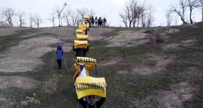 11 ilin isminin yazdığı pankartlarla doğa yürüyüşü