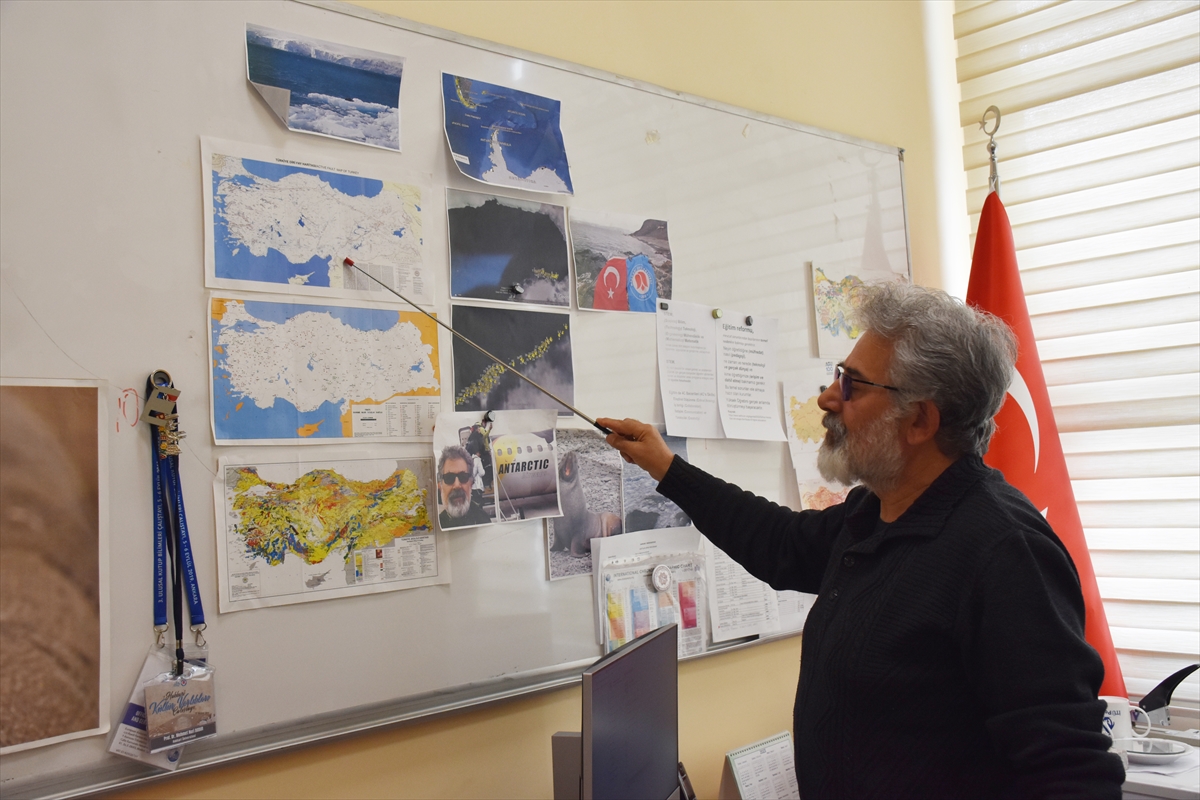 Deprem bölgesindeki kırıklar üzerinde su birikintilerinin oluştuğu tespit edildi