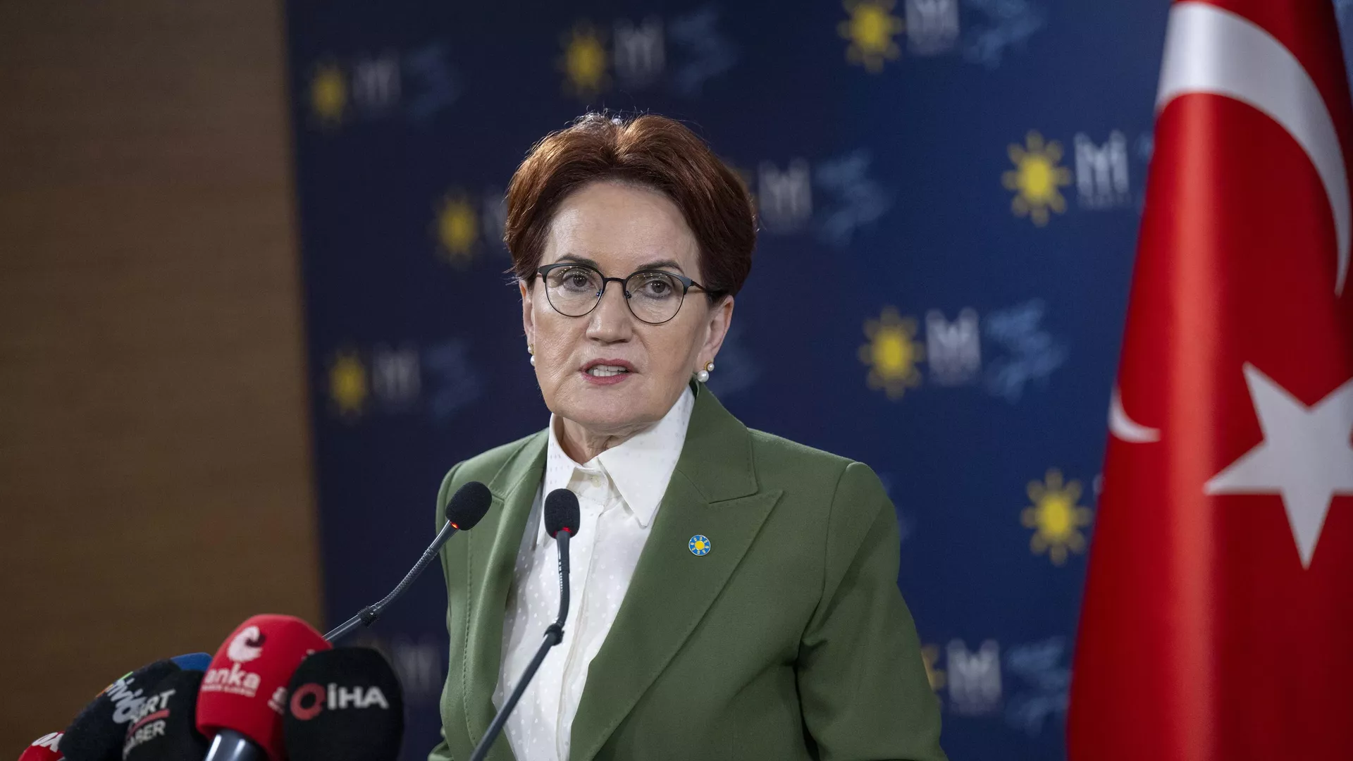 Akşener'den fotoğraf açıklaması