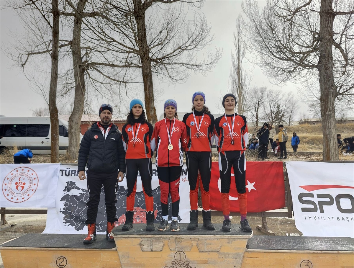 Hakkarili sporcular kayaklı koşu yarışmasından 26 madalya ile döndü