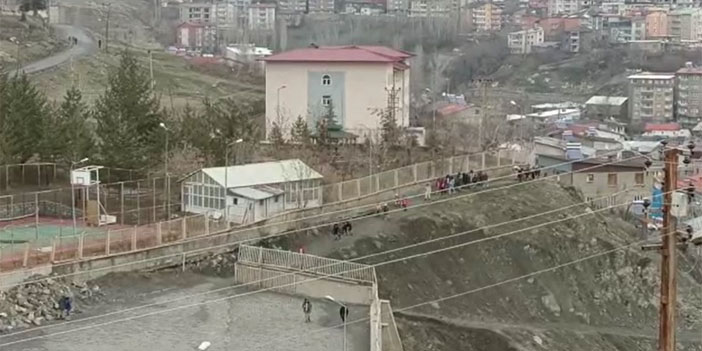 Hakkari'de öğrenciler Uçurumun kenarında okula gidiyorlar