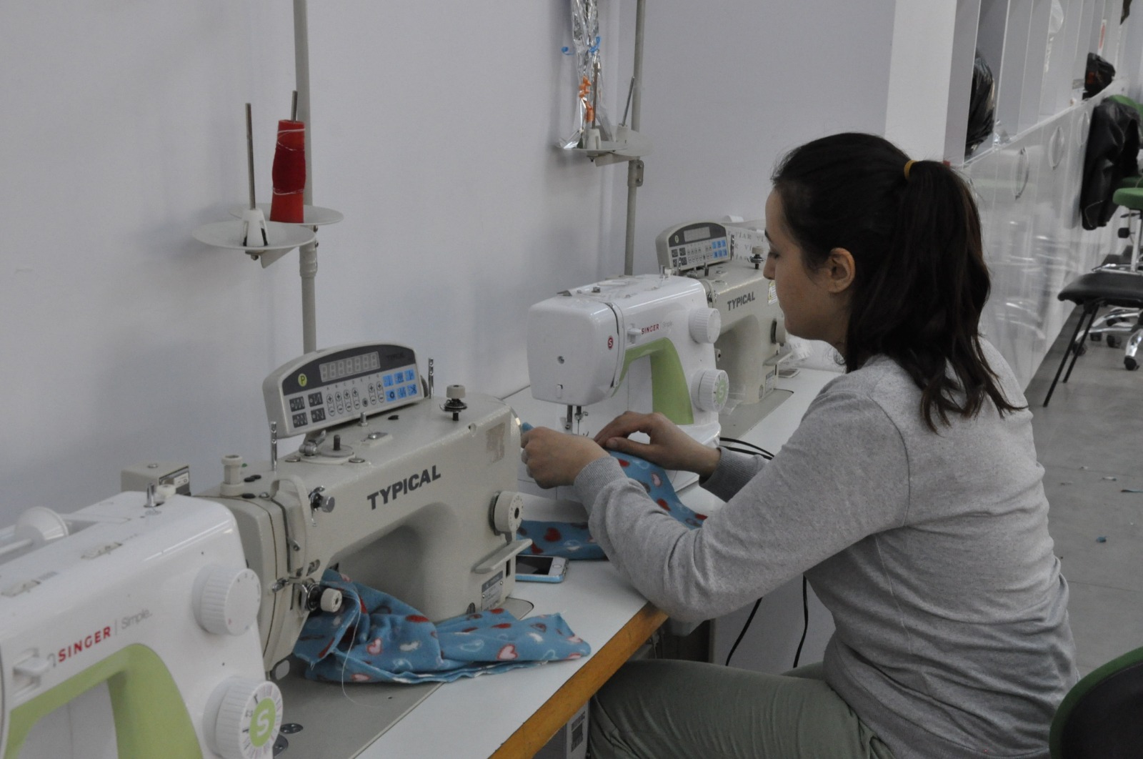Çukurca'da kadınlar depremzedeler için battaniye üretiyor