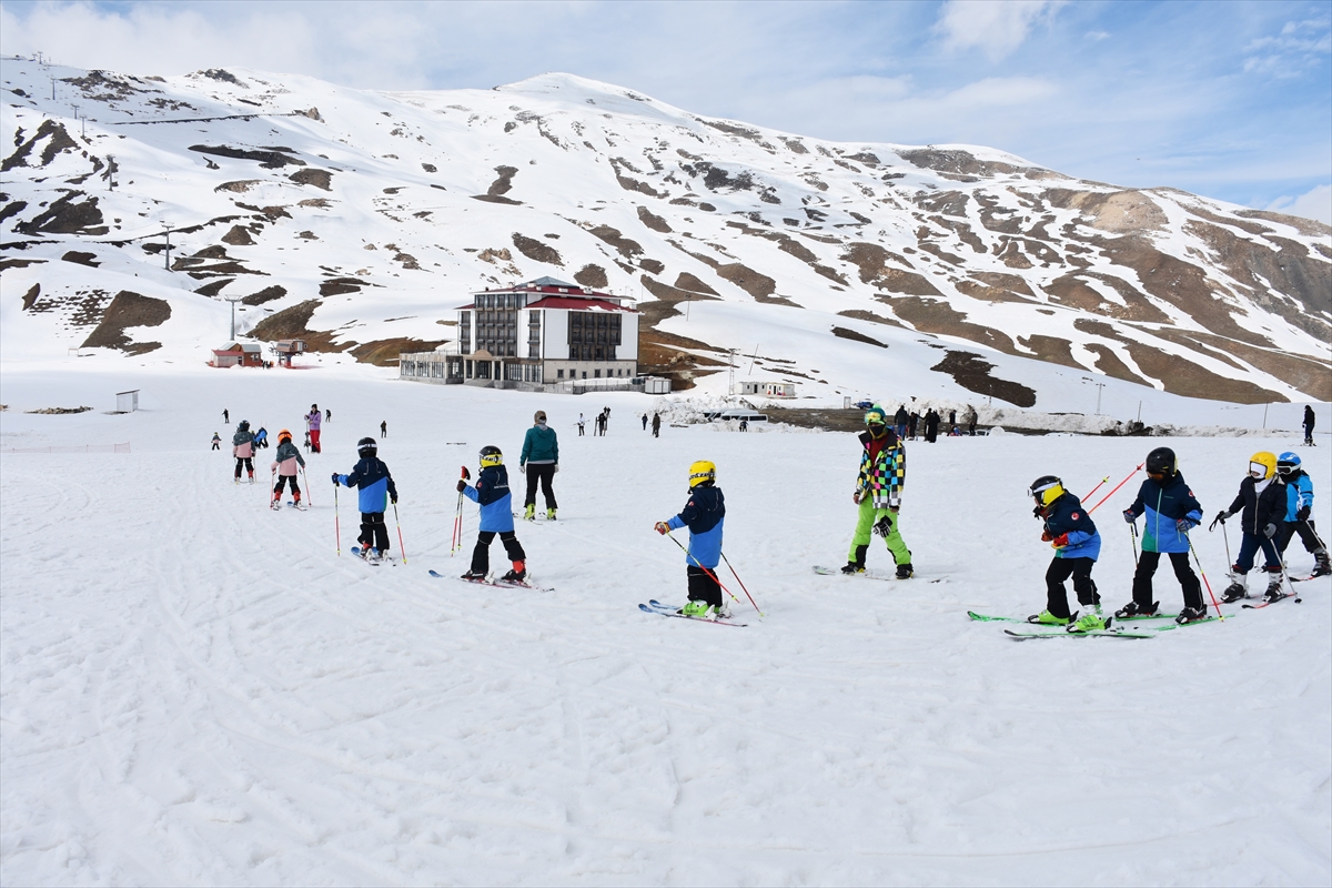 Hakkari'deki kayak merkezi ilkbaharda da kayakseverlerin hizmetinde
