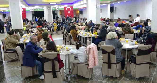 Yüksekova'da depremzede ailelere iftar yemeği