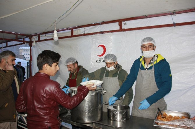 Kızılay Hakkari'de iftar yemeği veriyor