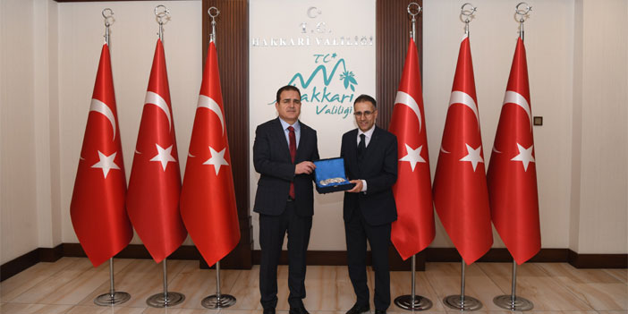 Vali Akbıyık'tan Müdür Eroğuz'a başarı plaketi