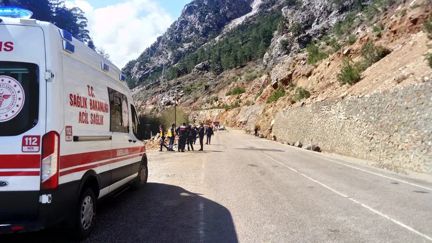 Üzerine kaya düşen araçtaki dört öğretmen hayatını kaybetti